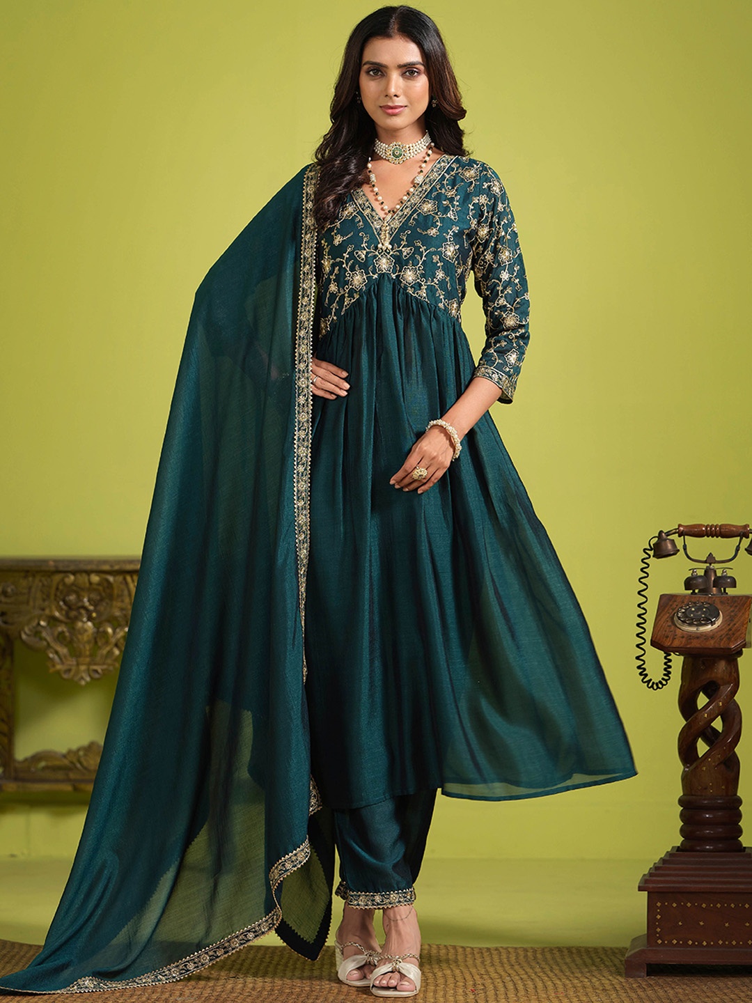 

Sangria Embroidered Kurta Trousers & Dupatta, Green