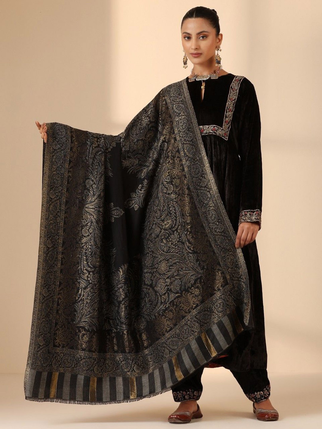 

DUSALA INDIA Women Shawl, Black