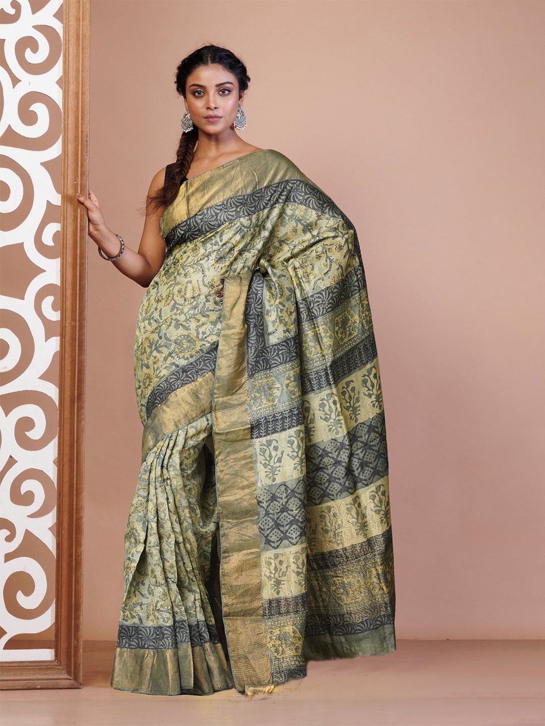 

Unnati Silks Ethnic Motifs Pure Silk Tussar Saree, Grey