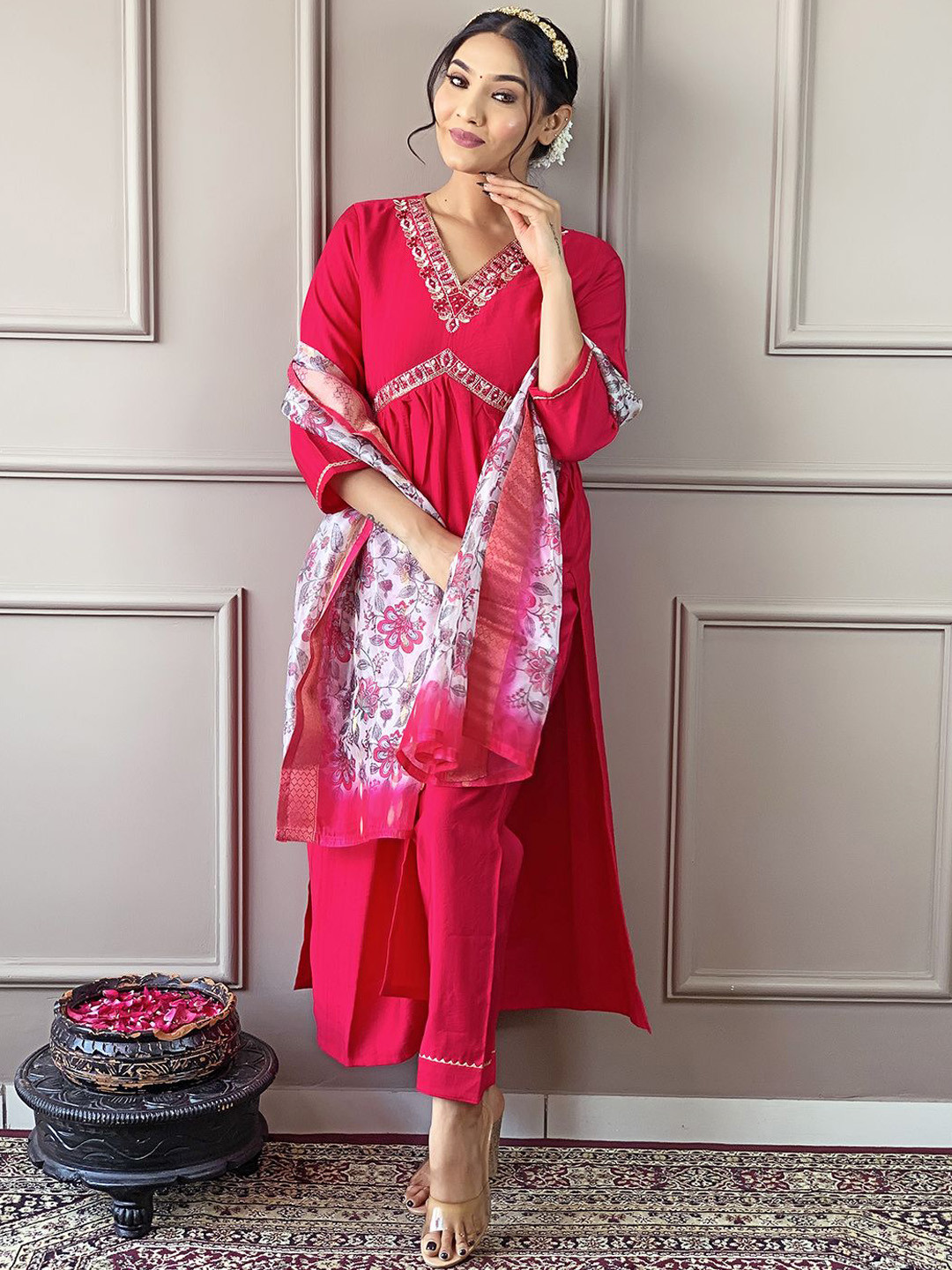 

TWINS LADY Women Ethnic Motifs Yoke Design Empire Thread Work Chanderi Silk Kurta with Trousers & With, Red