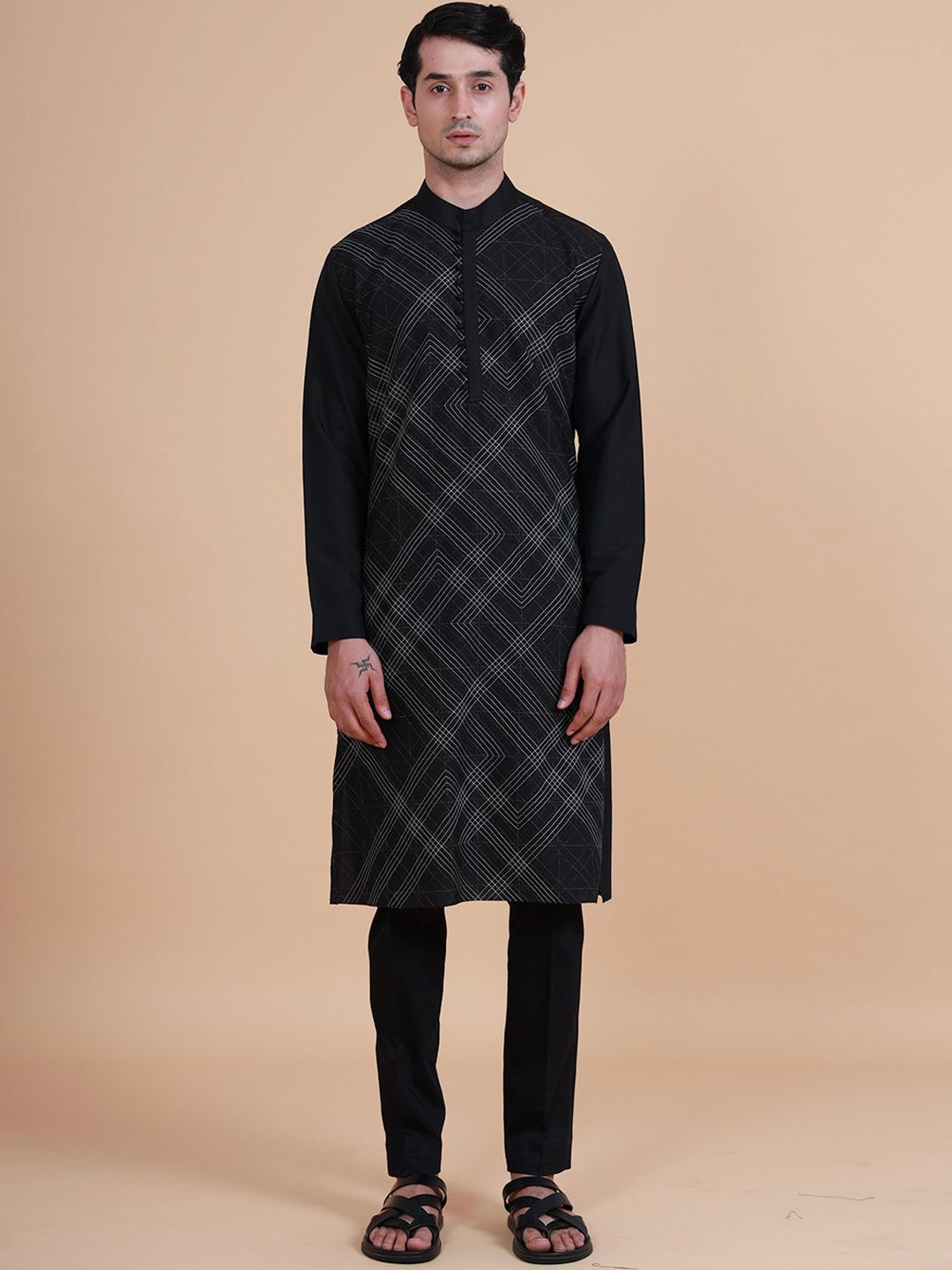 

RR Blue Men Thread Work Kurta, Black