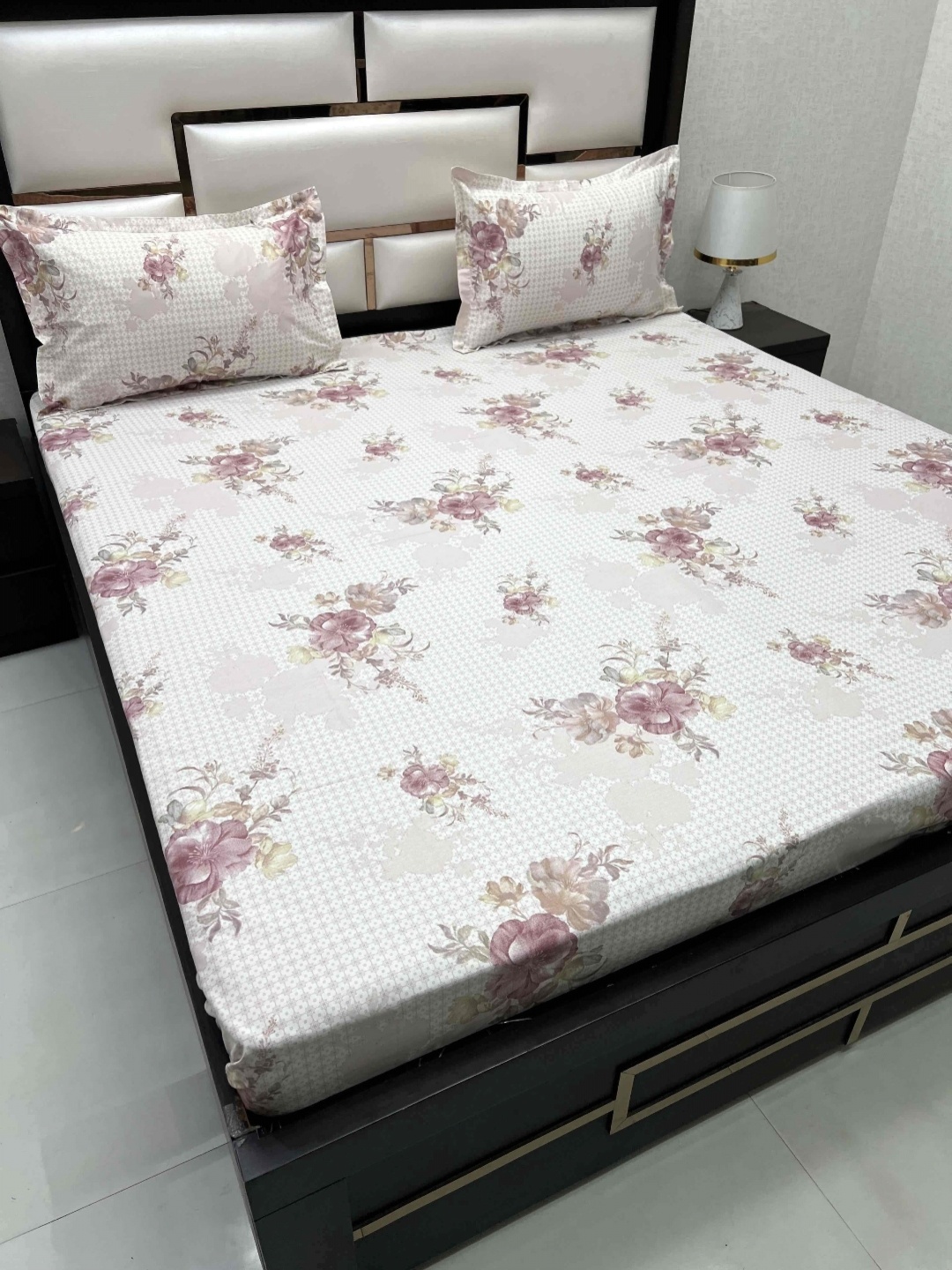 

Pure Decor Pink & White Floral 350 TC Queen Bedsheet with 2 Pillow Covers