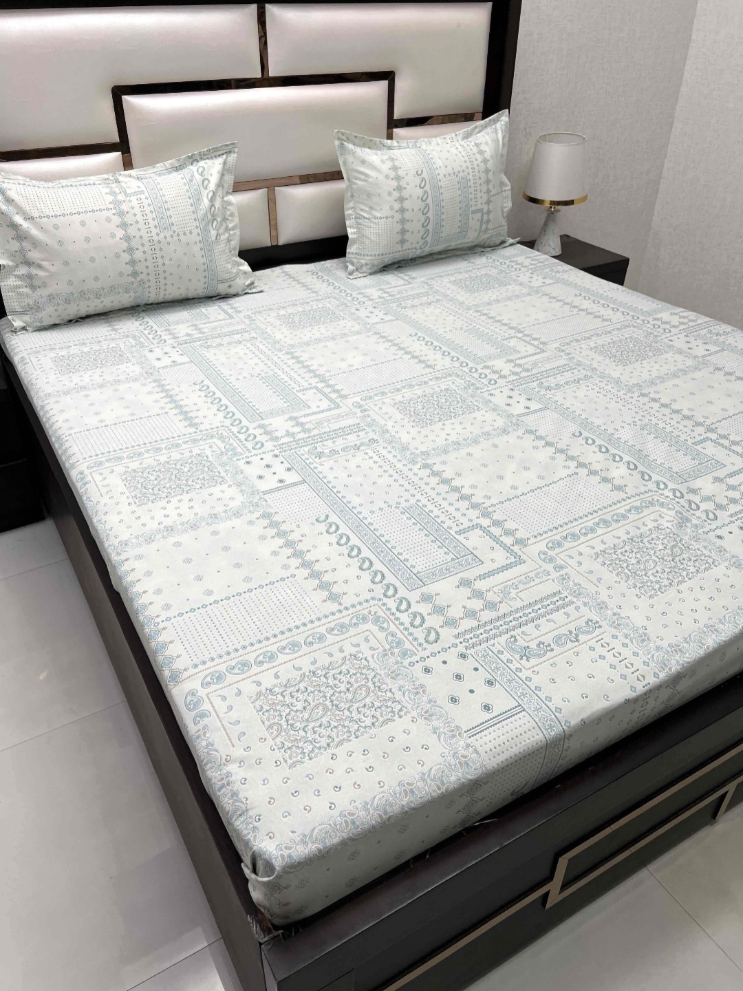 

Pure Decor Green & White Ethnic Motifs 260 TC Queen Bedsheet with 2 Pillow Covers