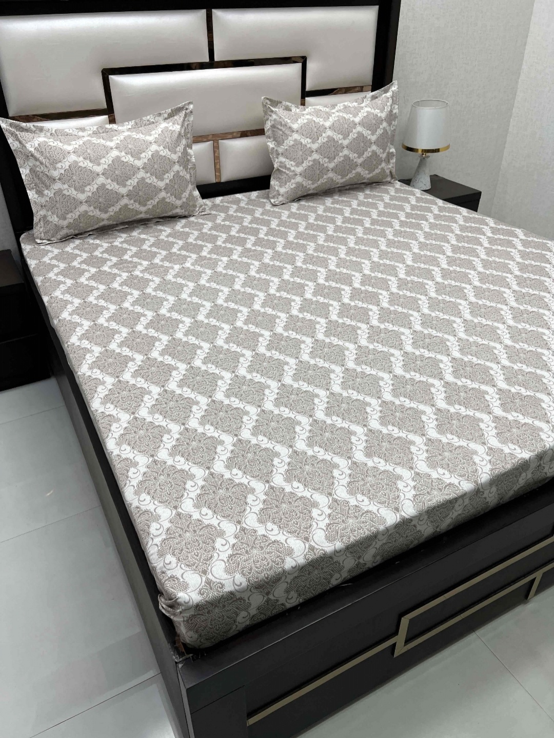 

Pure Decor Brown & White Geometric 250 TC Queen Bedsheet with 2 Pillow Covers