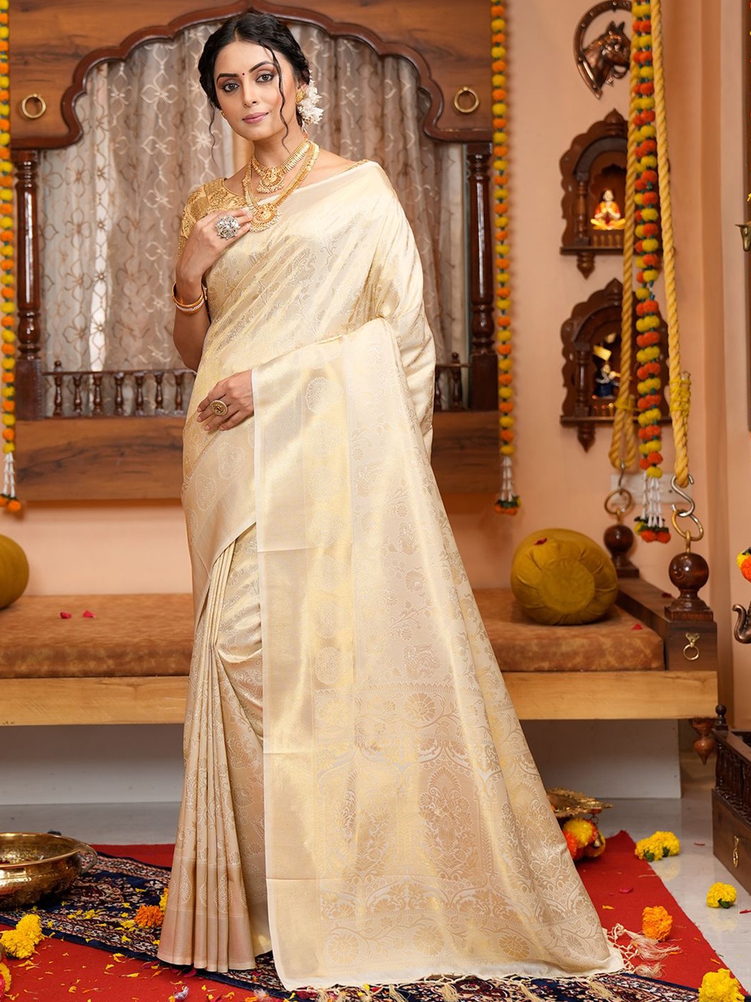 

DEVATITHI Woven Design Zari Silk Blend Kanjeevaram Saree, White