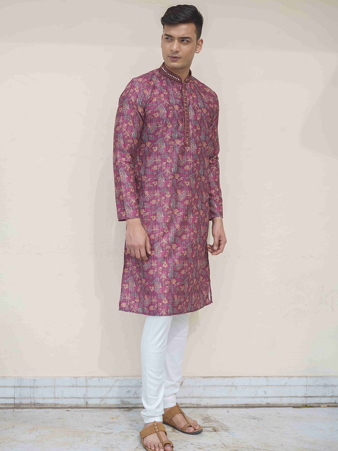 

Ethnic India Men Paisley Embroidered Sequinned Kurta, Maroon