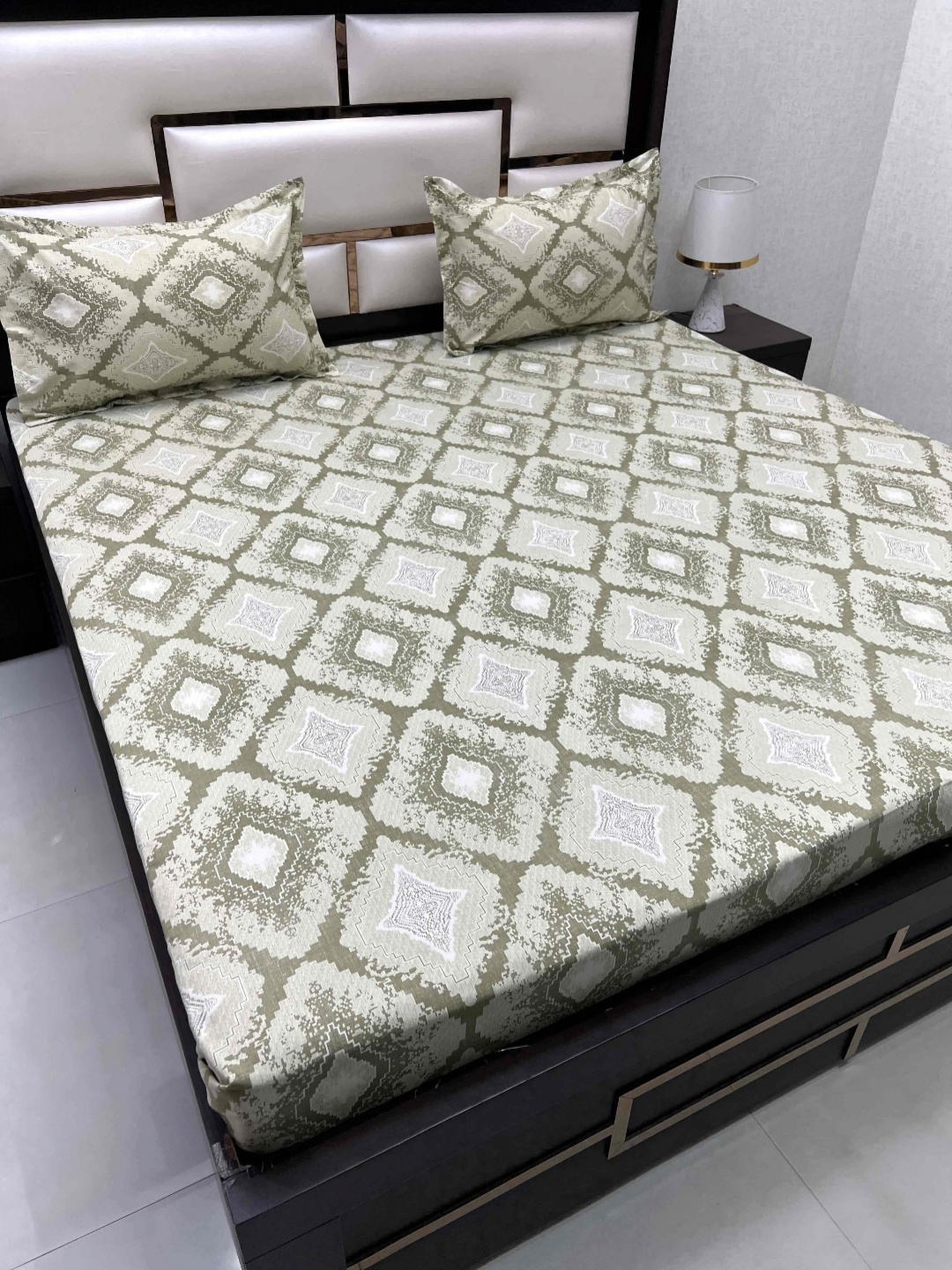 

Pure Decor Green & White Geometric 350 TC Queen Bedsheet with 2 Pillow Covers