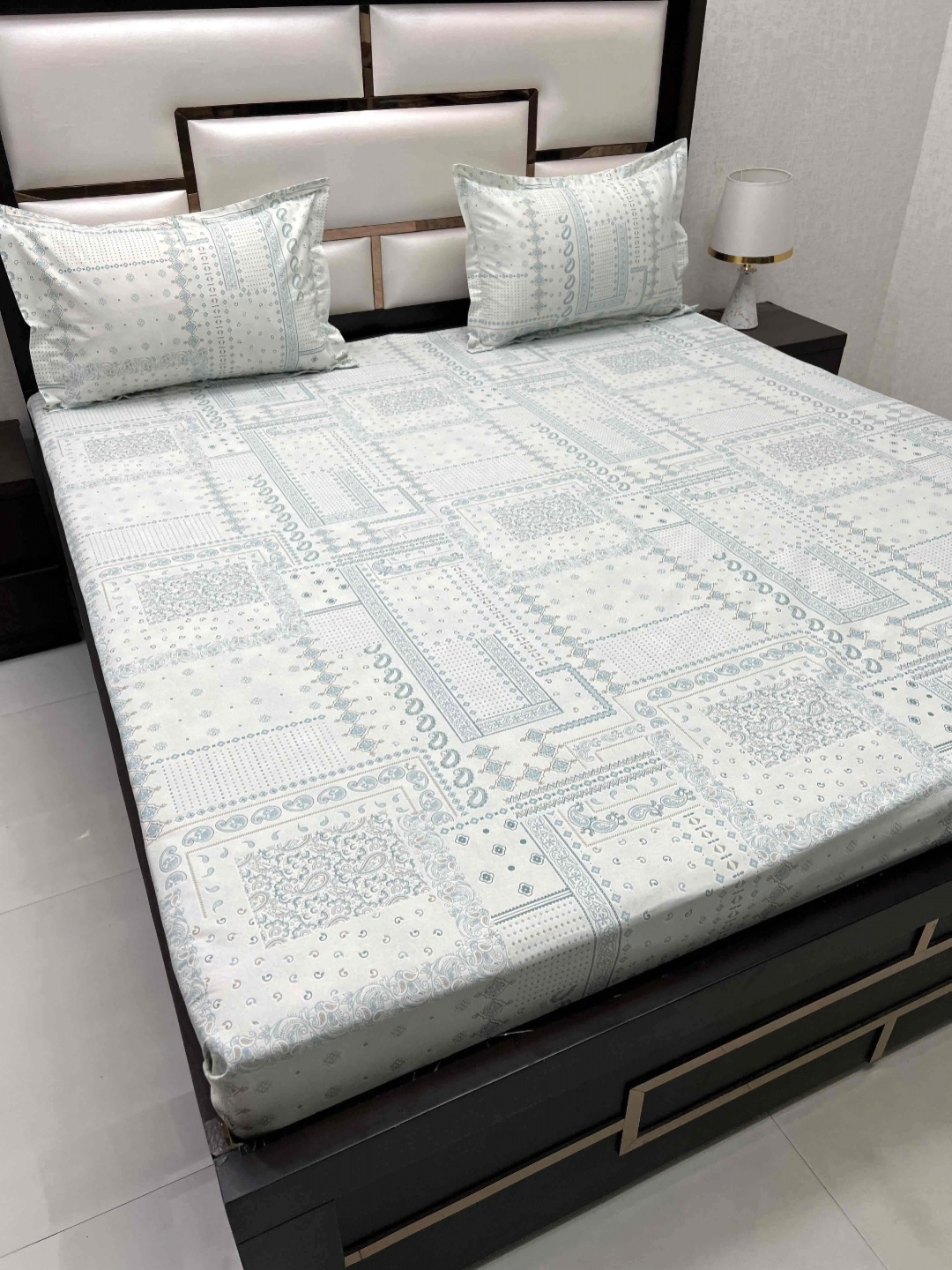 

Pure Decor Green & White Ethnic Motifs 220 TC Queen Bedsheet with 2 Pillow Covers
