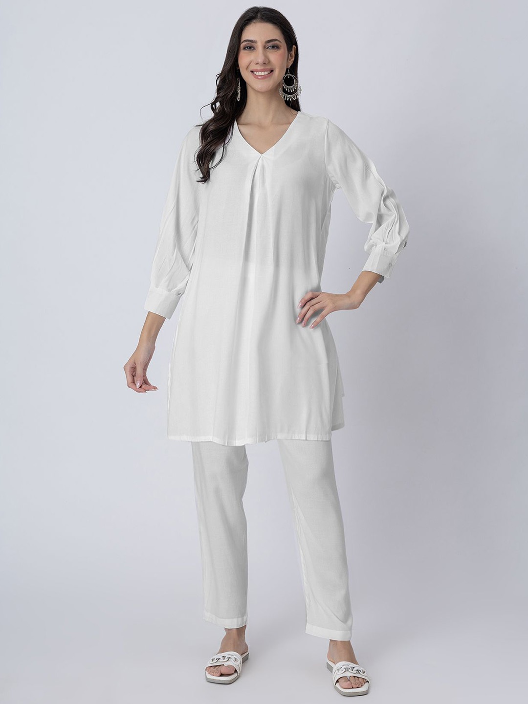 

Moomaya Women Regular Kurti with Trousers, White