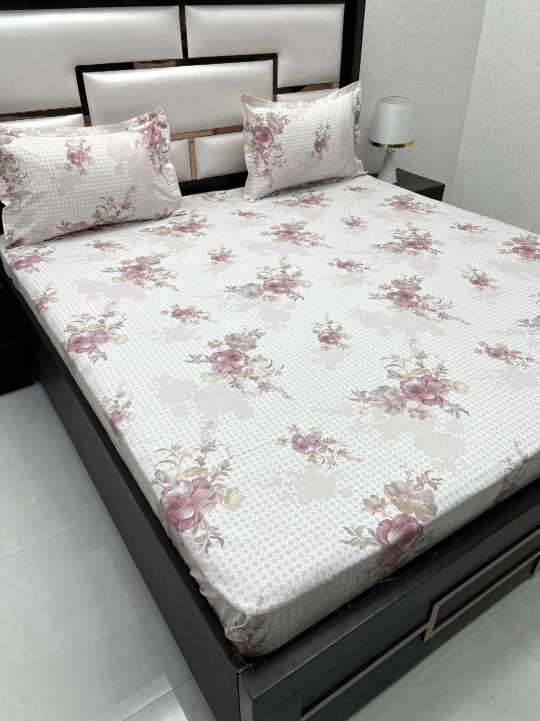 

Pure Decor Pink & White Floral 330 TC Queen Bedsheet with 2 Pillow Covers
