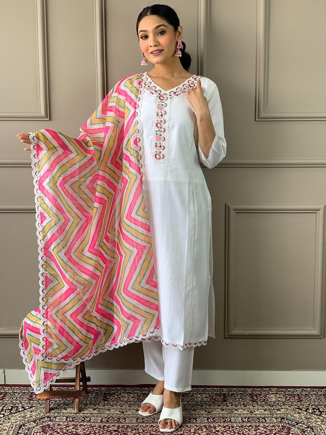 

TWINS LADY Women Ethnic Motifs Embroidered Regular Thread Work Chanderi Silk Kurta with Trousers & With, White