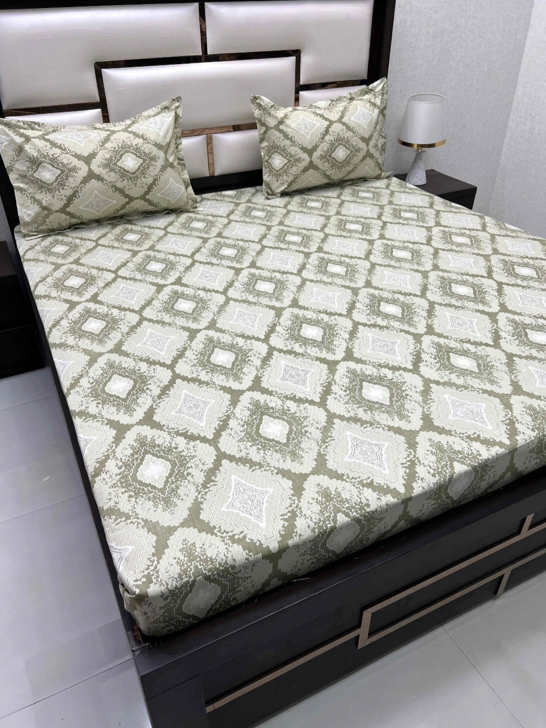 

Pure Decor Green & White Geometric 220 TC Queen Bedsheet with 2 Pillow Covers