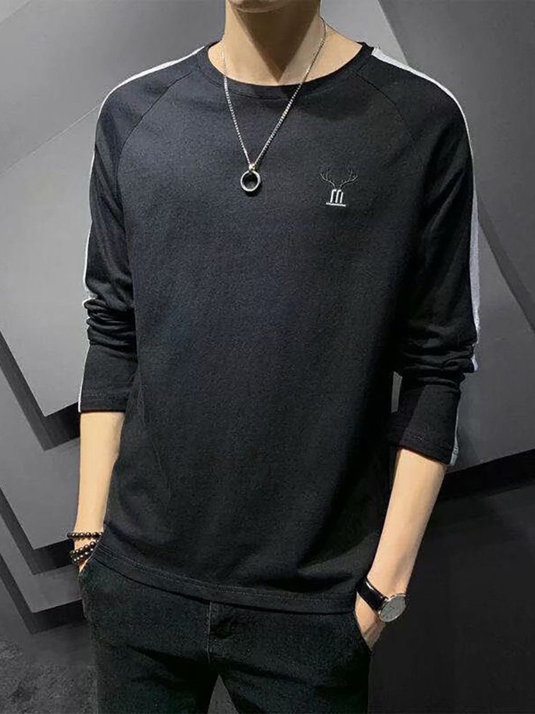 

StyleCast x Revolte Men Solid Round Neck Slim Fit T-shirt, Black