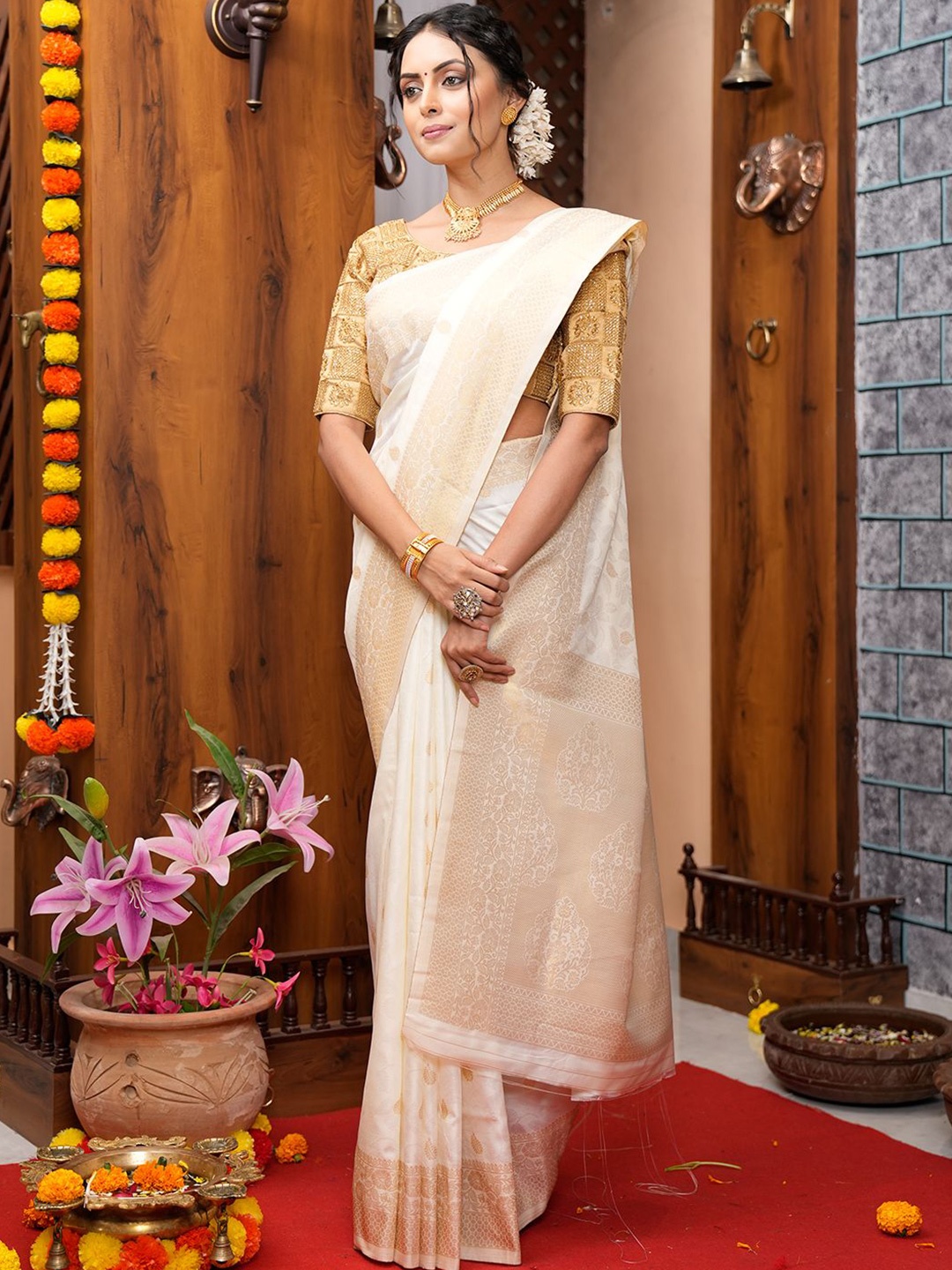 

DEVATITHI Woven Design Zari Silk Blend Kanjeevaram Saree, White