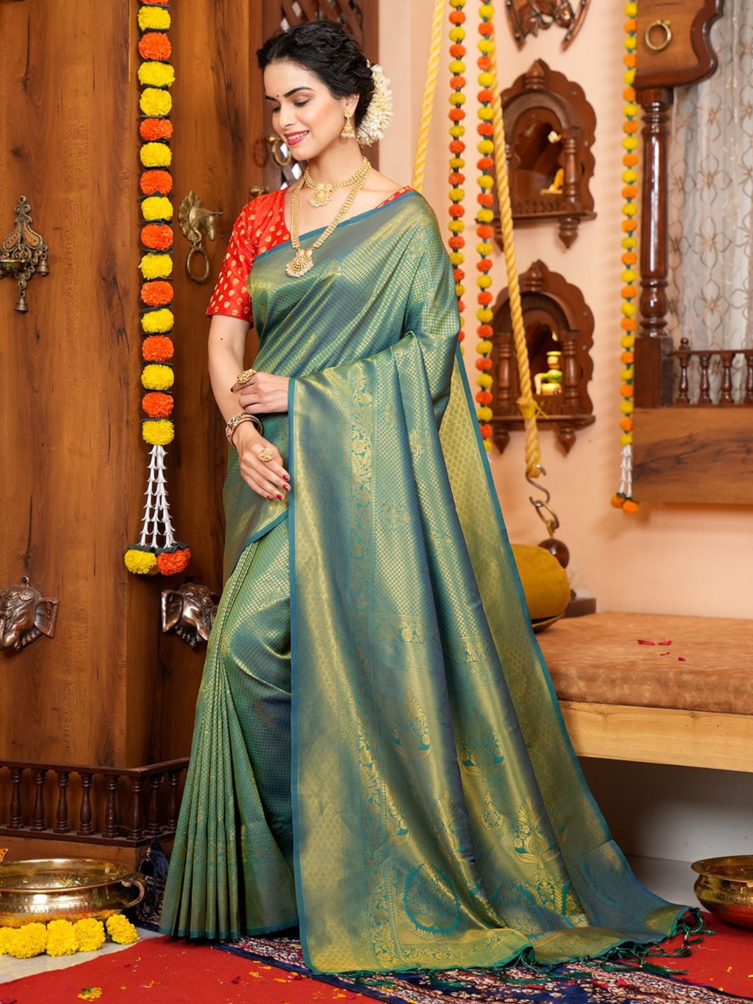 

DEVATITHI Woven Design Zari Silk Blend Kanjeevaram Saree, Green
