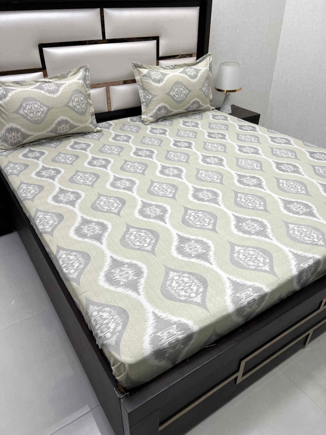 

Pure Decor Green & White Ethnic Motifs 300 TC Queen Bedsheet with 2 Pillow Covers