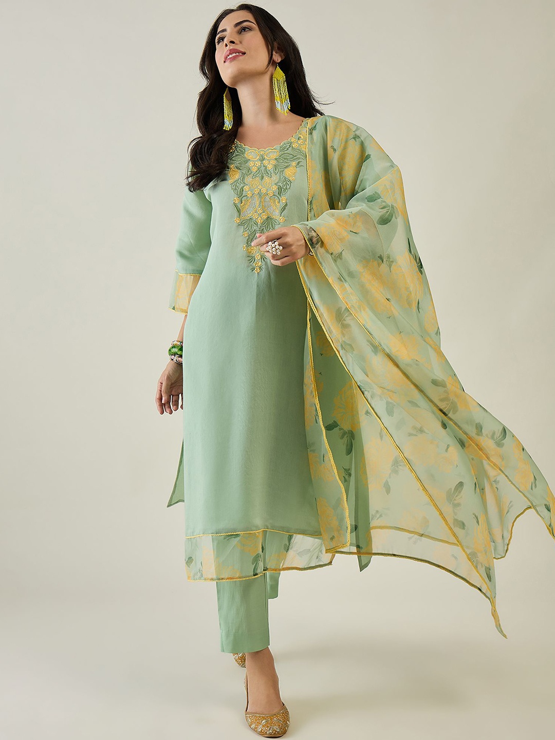 

Madhuni Women Floral Embroidered Regular Thread Work Kurta with Trousers & With Dupatta, Green