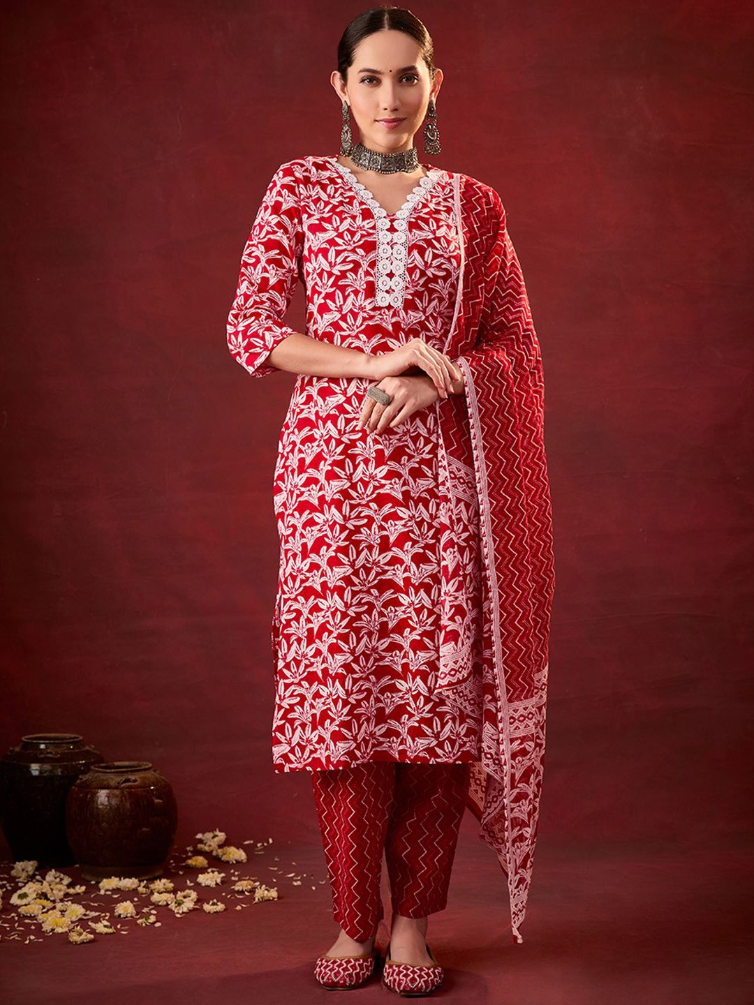 

HEEPOSH Women Floral Printed Regular Pure Cotton Kurta with Trousers & With Dupatta, Red