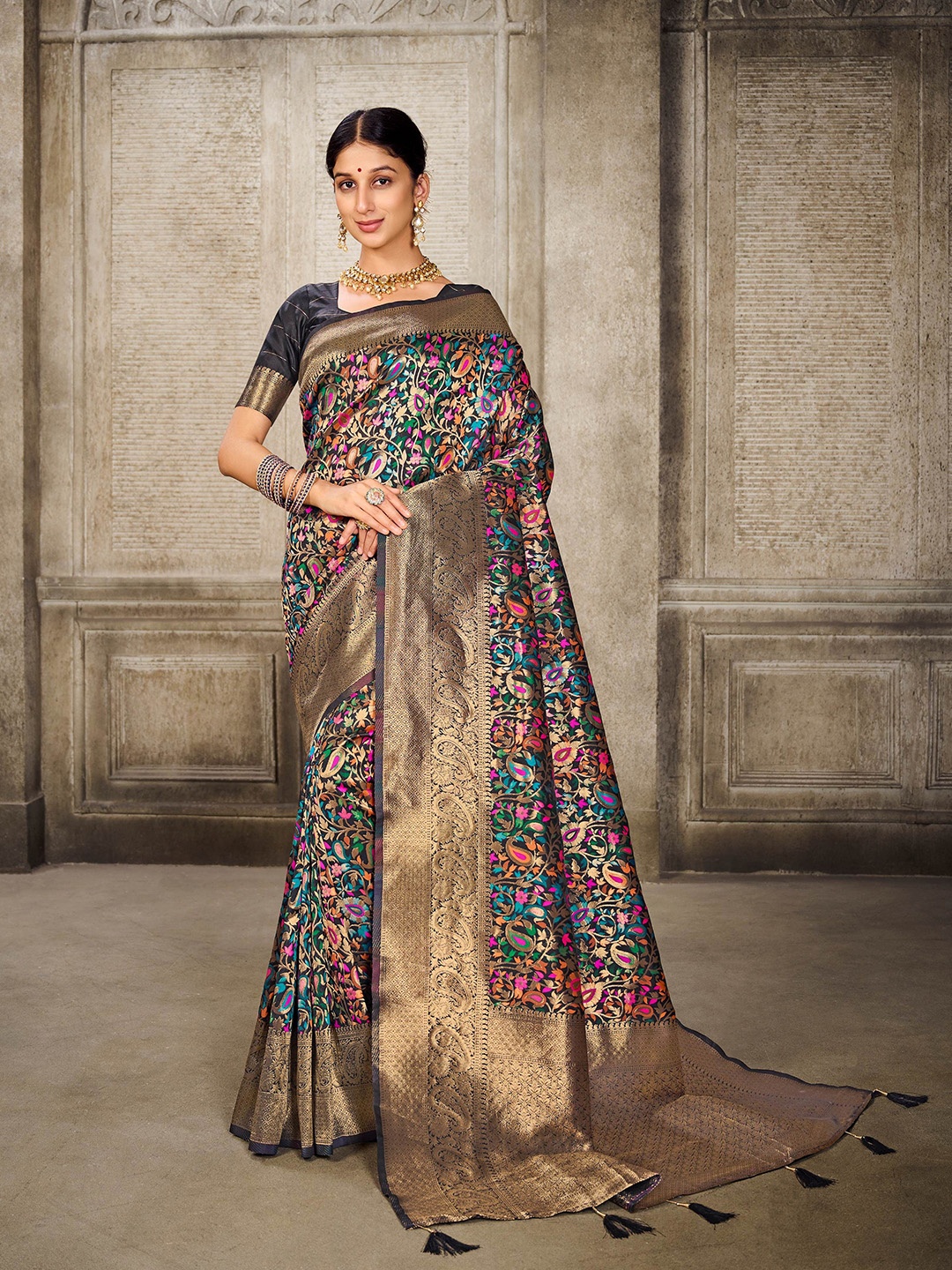 

HEER FASHION Woven Design Zari Art Silk Banarasi Saree, Black