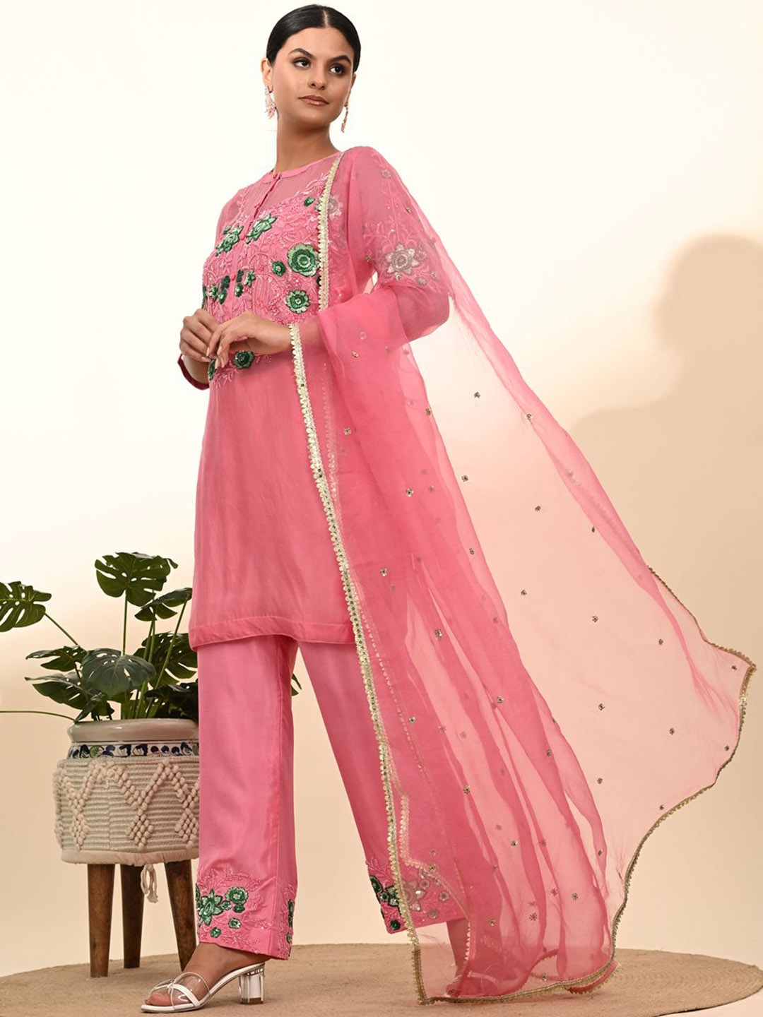 

ZARIKALI Women Floral Embroidered Regular Thread Work Kurti with Trousers & With Dupatta, Pink