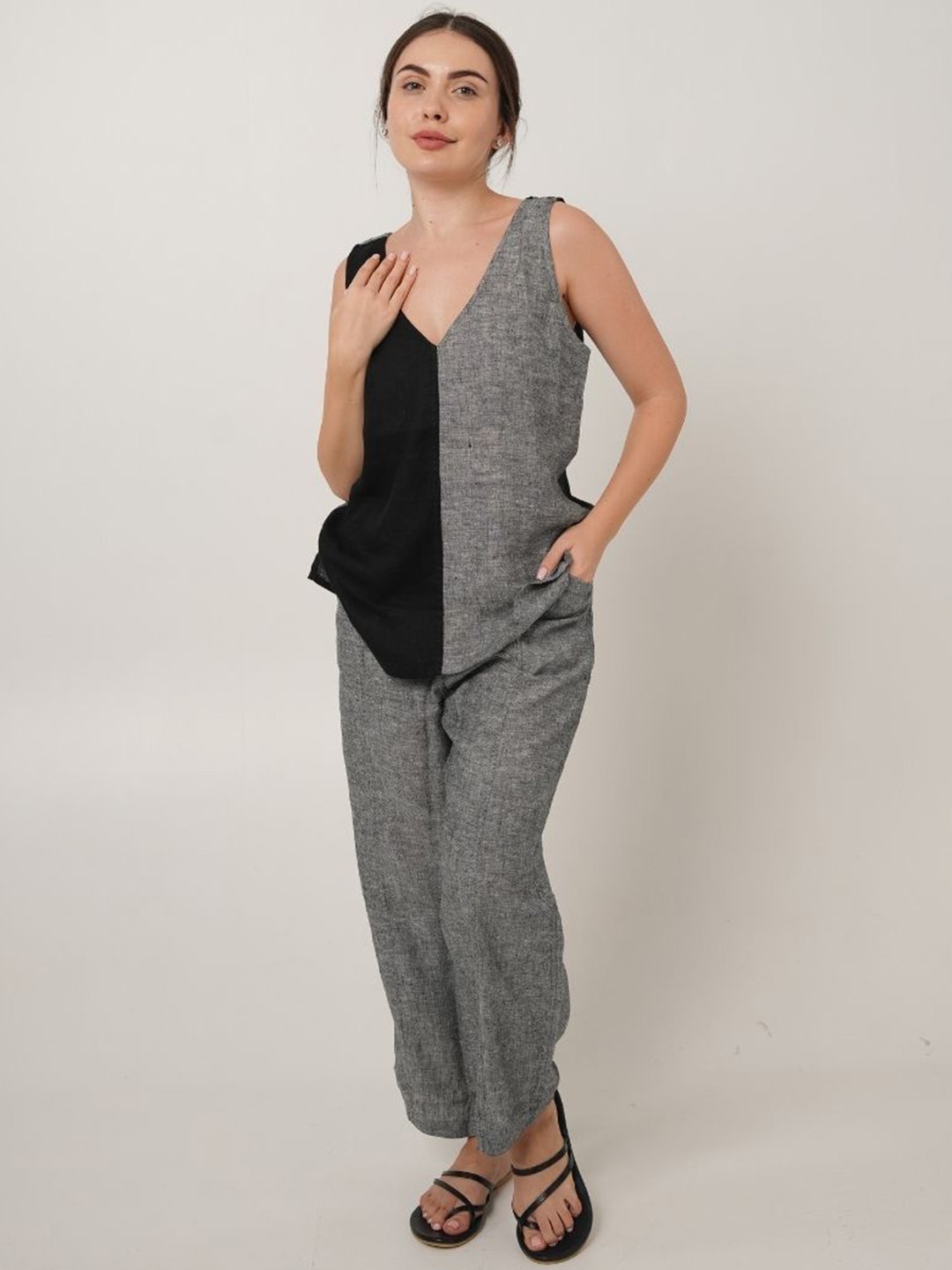 

Fabulous V-Neck Linen Top With Trousers, Grey melange