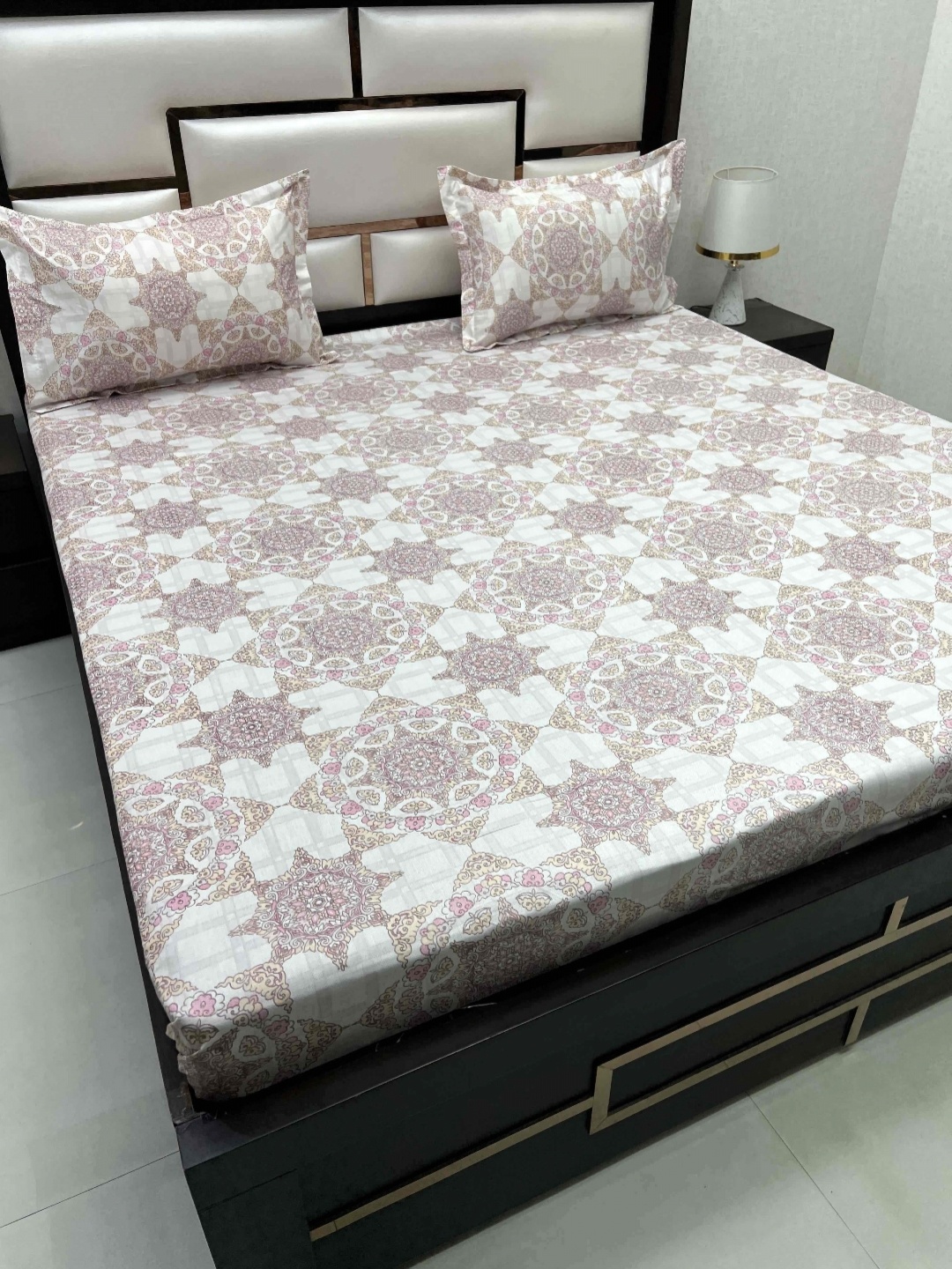 

Pure Decor Pink & White Ethnic Motifs 220 TC Queen Bedsheet with 2 Pillow Covers