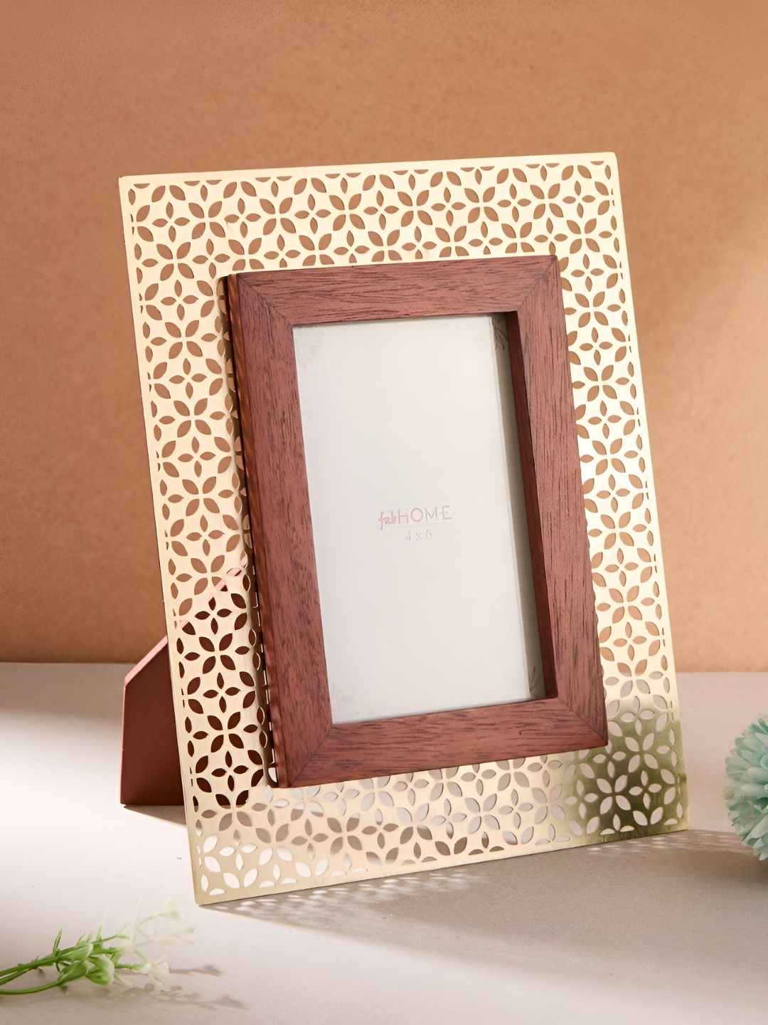 

Fabindia Brown & Gold-Toned 1 Pieces Metal Table Photo Frames