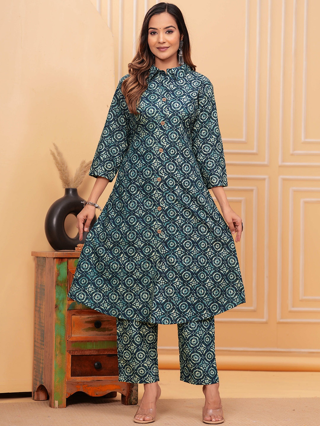 

Badthunia Fab Women Floral Printed Panelled Beads and Stones Kurta with Trousers, Green