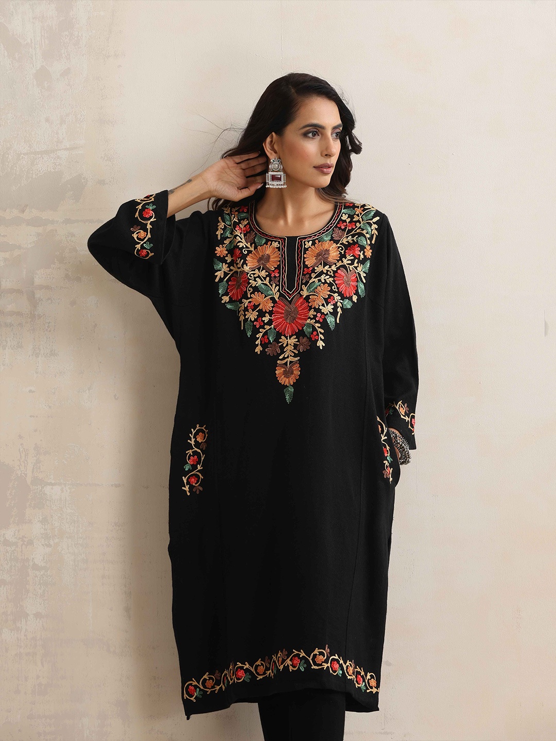 

trueBrowns Women Floral Embroidered Flared Sleeves Thread Work Woollen Kurta, Black