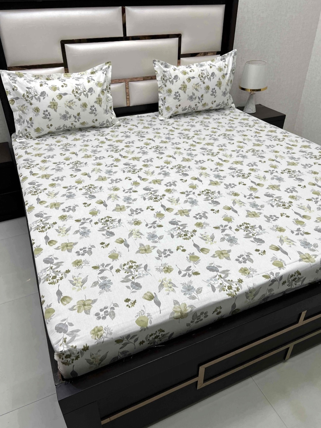 

Pure Decor White & Green Floral 220 TC Queen Bedsheet with 2 Pillow Covers