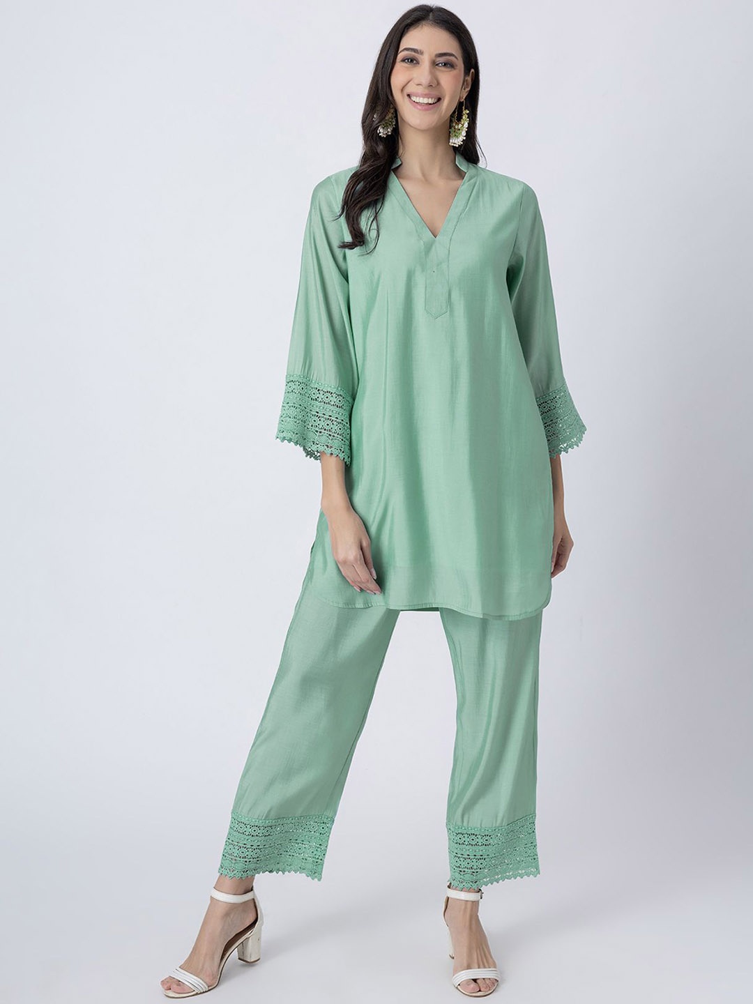 

Moomaya Mandarin Collar Straight Kurta with Palazzos, Green