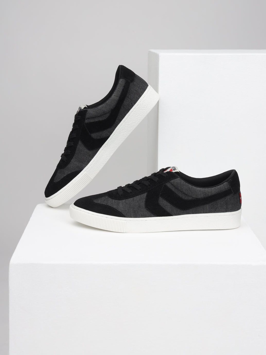

Levis Men Colourblocked Suede Sneakers, Black