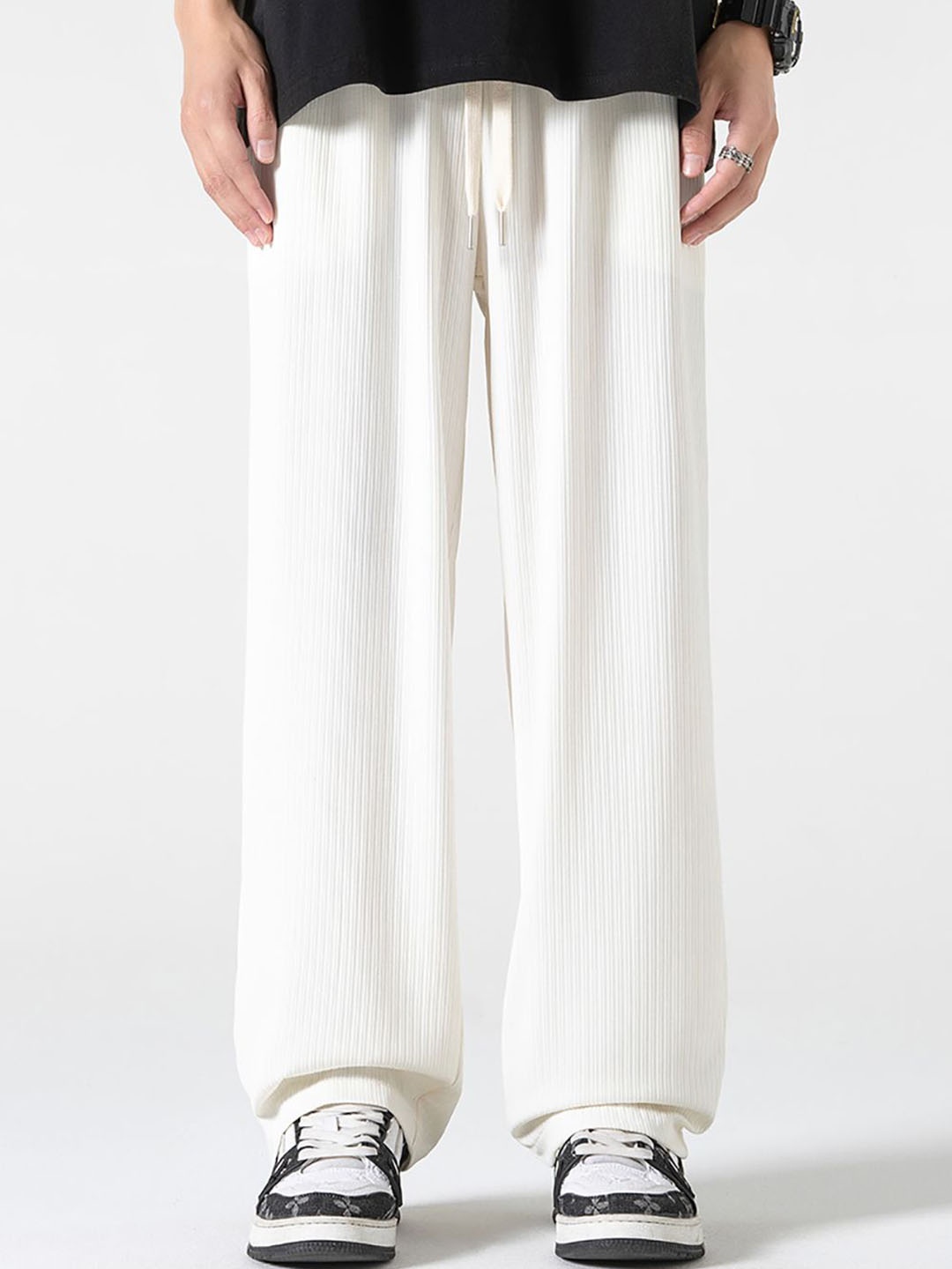 

StyleCast x Revolte Men Mid-Rise Loose Fit Easy Wash Trousers, White
