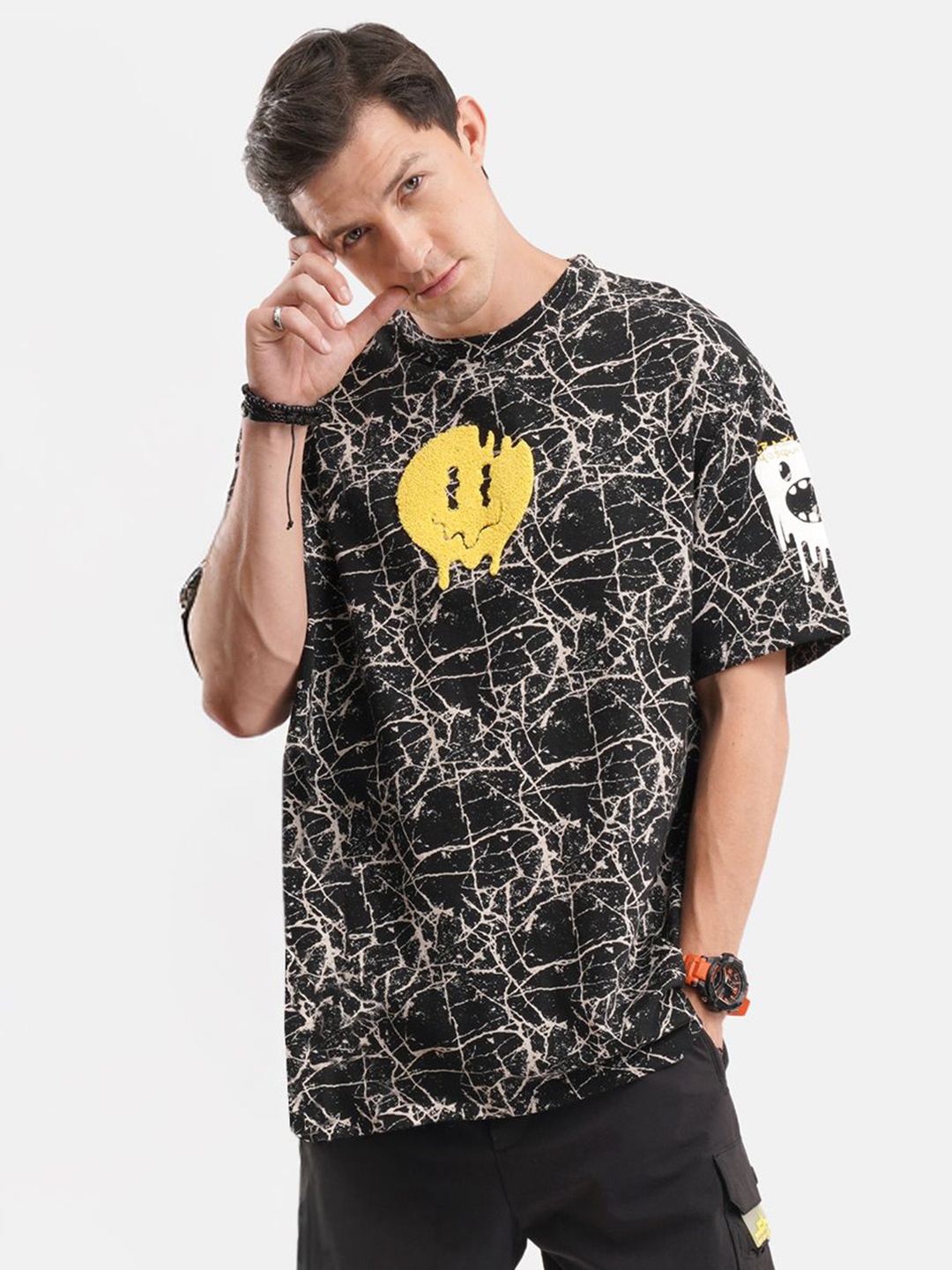 

Crazy Mosquitoes Men Printed Mandarin Collar Cut Outs T-shirt, Black