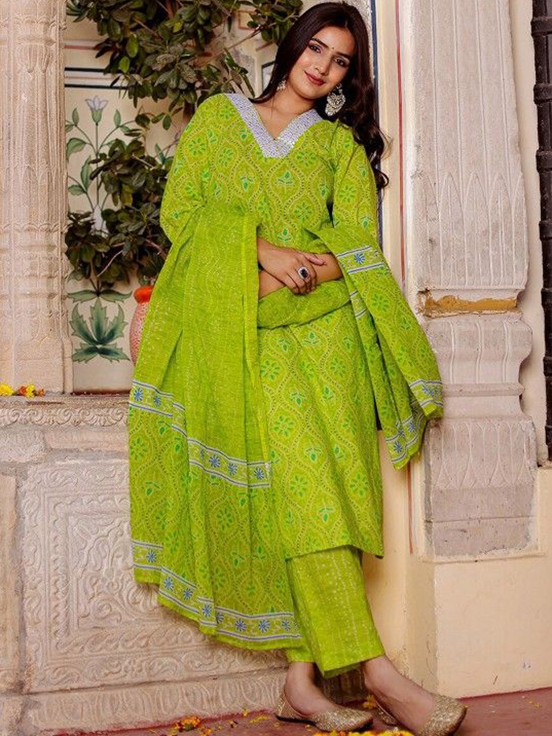 

Chandbaali Bandhani Printed Pure Cotton Straight Kurta With Trousers & Dupatta, Green