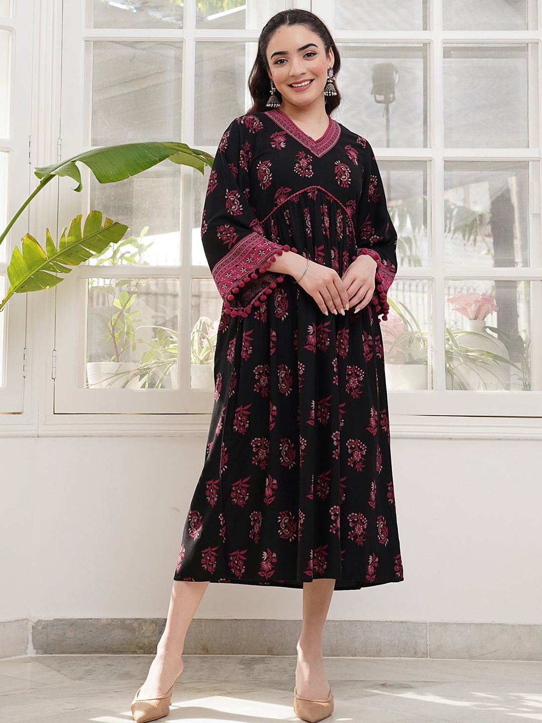 

Rustorange Women Floral Printed Pom-Pom Detail A-Line Dress, Black