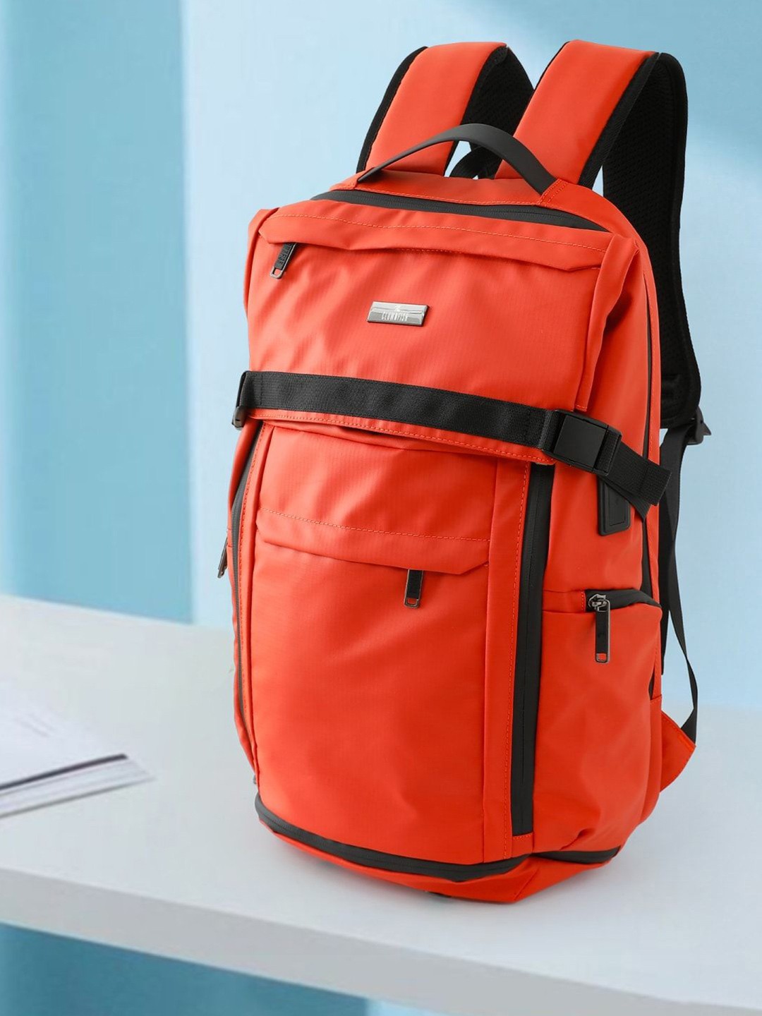 

THE CLOWNFISH Expedition Unisex Laptop Backpack with USB Charging Port, Orange