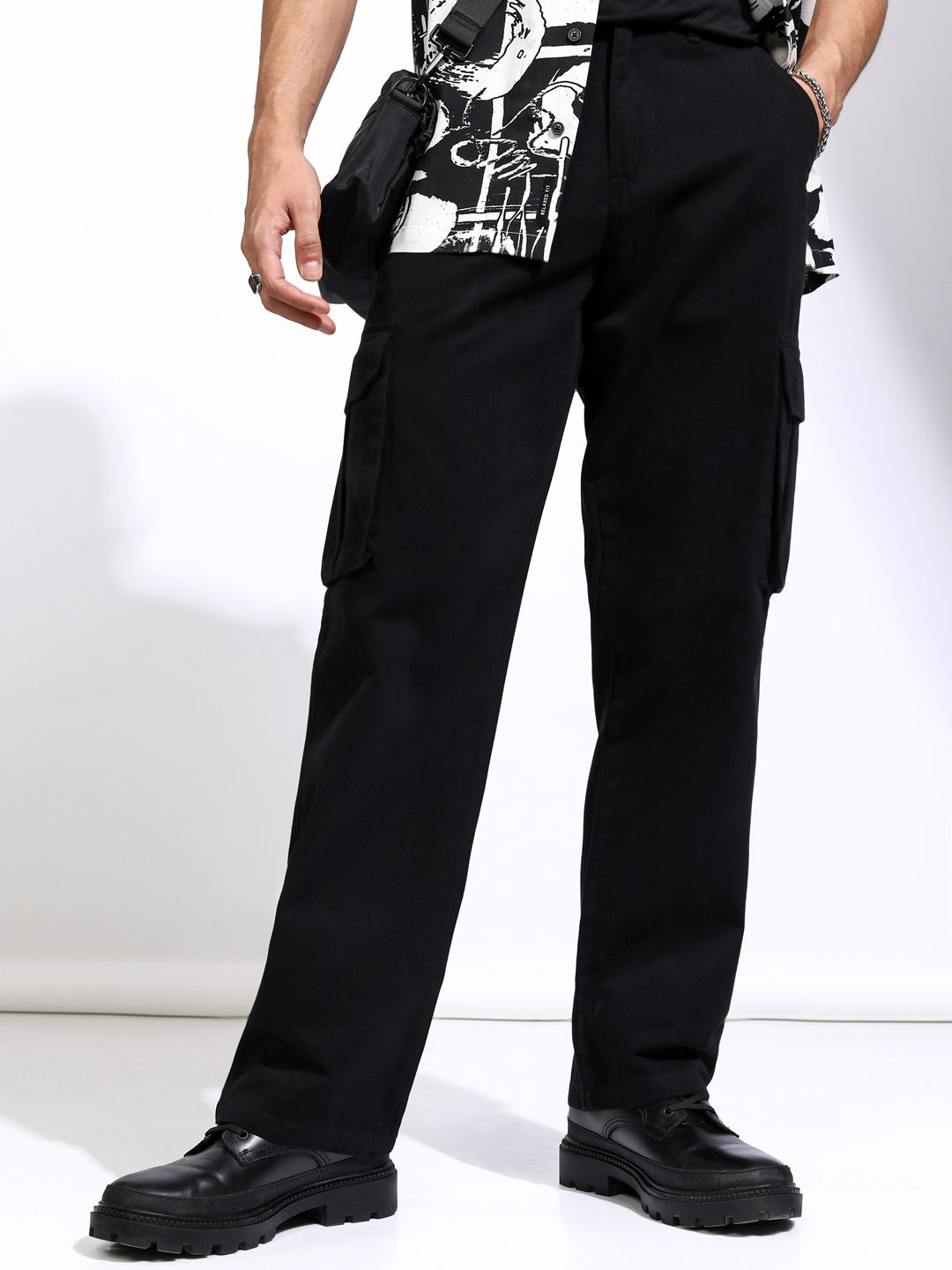 

HIGHLANDER Men Straight Fit Cotton Cargo Trouser, Black