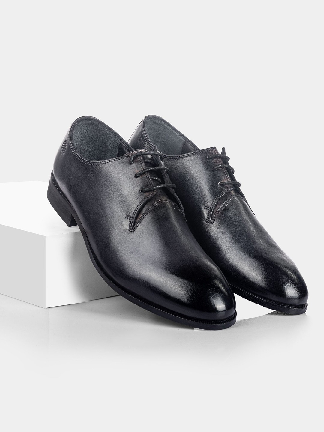 

LA MARCA Men Perforations Leather Oxfords, Black