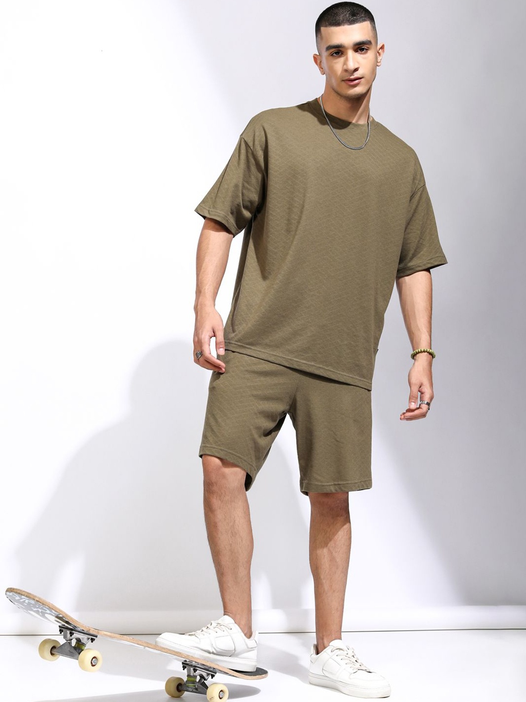 

HIGHLANDER Textured Self Design Oversized T-shirt With Shorts, Olive