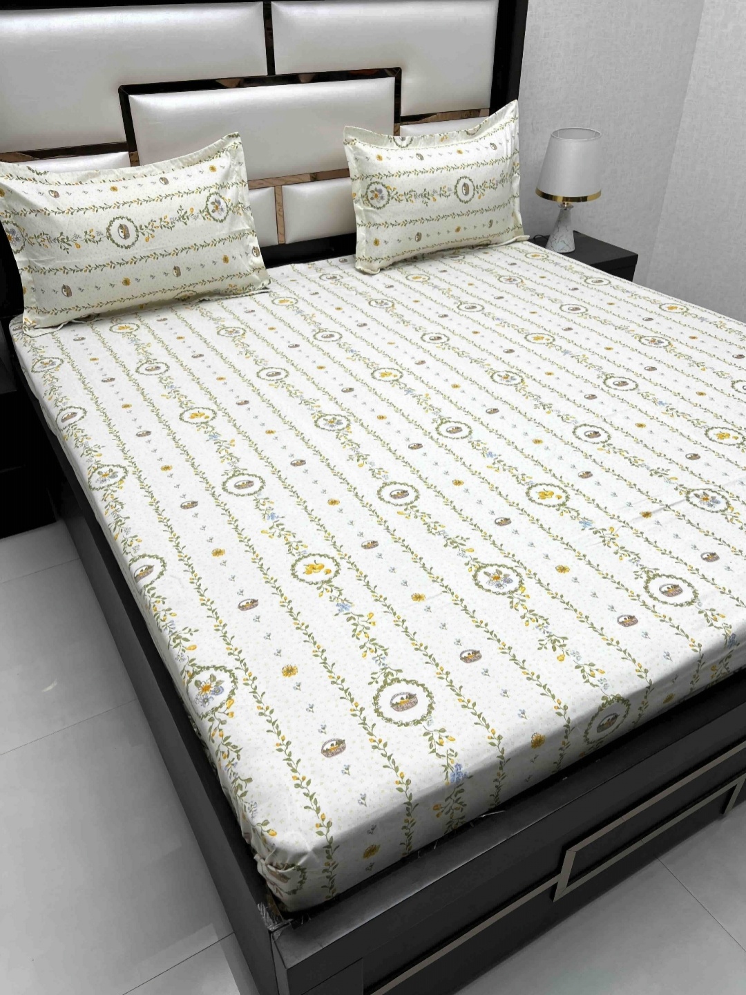 

Pure Decor Amulya White Floral Printed Microfiber 240TC Queen Bedsheet Set 2.26 m x 2.56 m