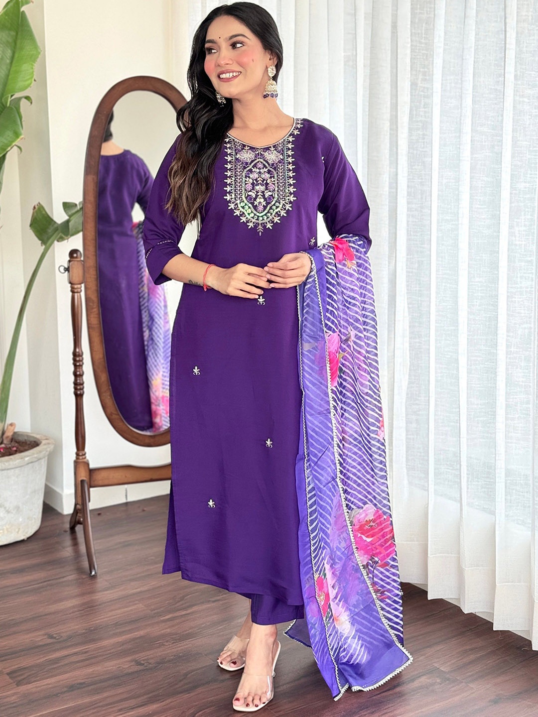 

TWINS LADY Women Ethnic Motifs Embroidered Regular Thread Work Chanderi Silk Kurta with Trousers & With, Purple