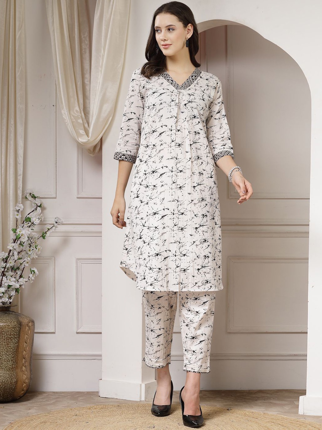 

Indibelle Printed V-Neck Three-Quarter Sleeves Pure Cotton Top & Trouser, Black
