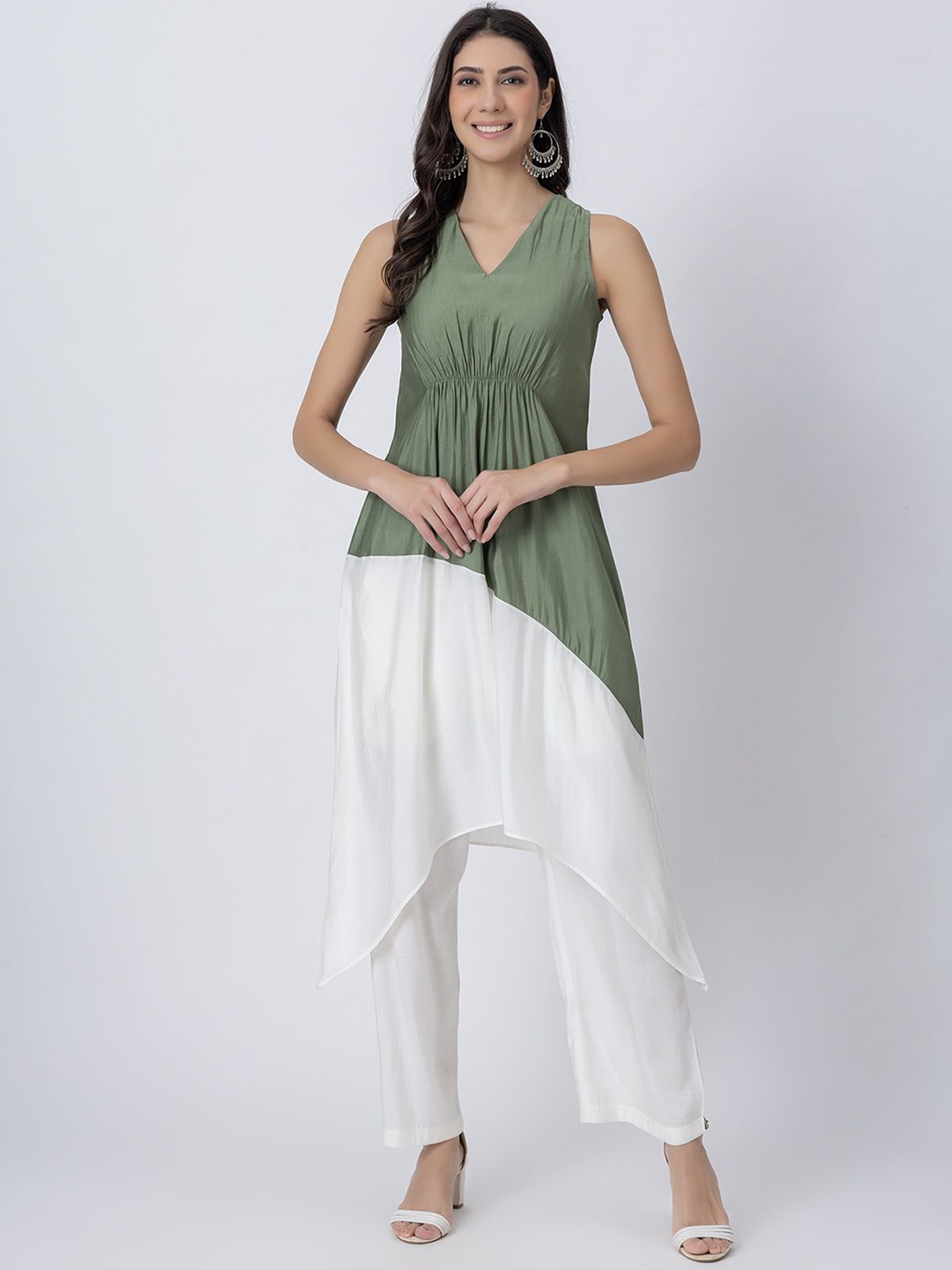 

Moomaya V-Neck Colourblocked Pleated Kurta with Trousers, Olive