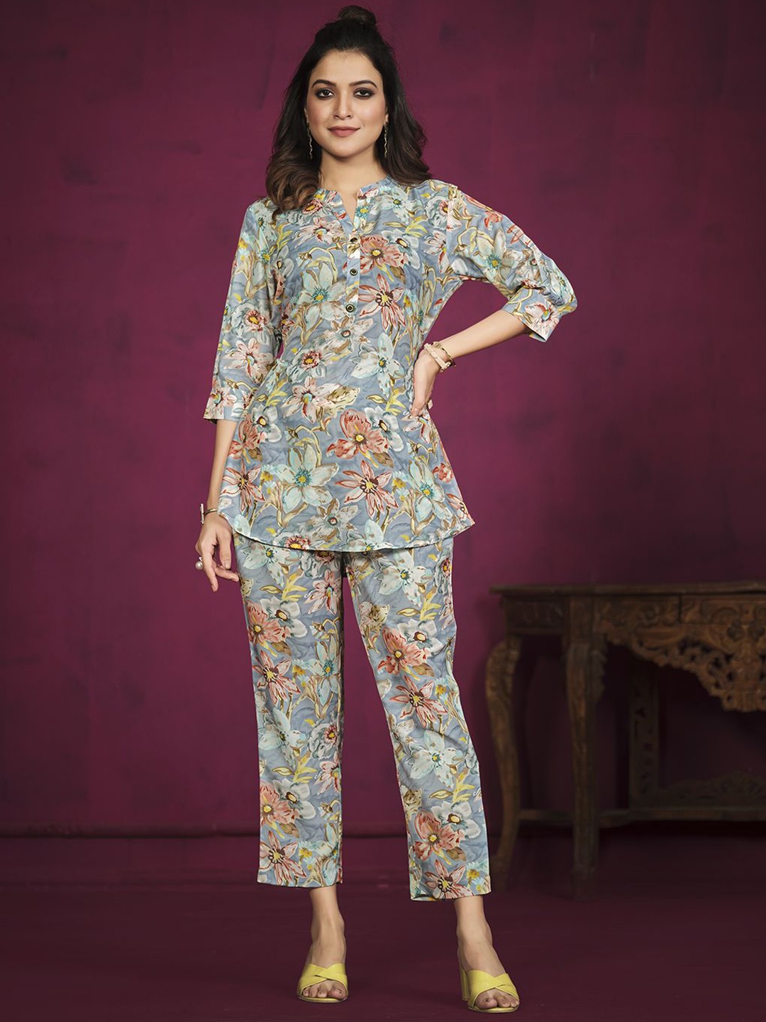 

DressBerry Grey Floral Printed Mandarin Collar Three-Quarter Sleeves Top With Trouser