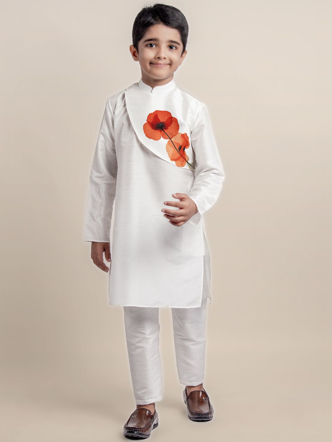 

DEVOILER Boys Ethnic Motifs Printed Mandarin Collar Dupion Silk Straight Kurta & Trousers, White