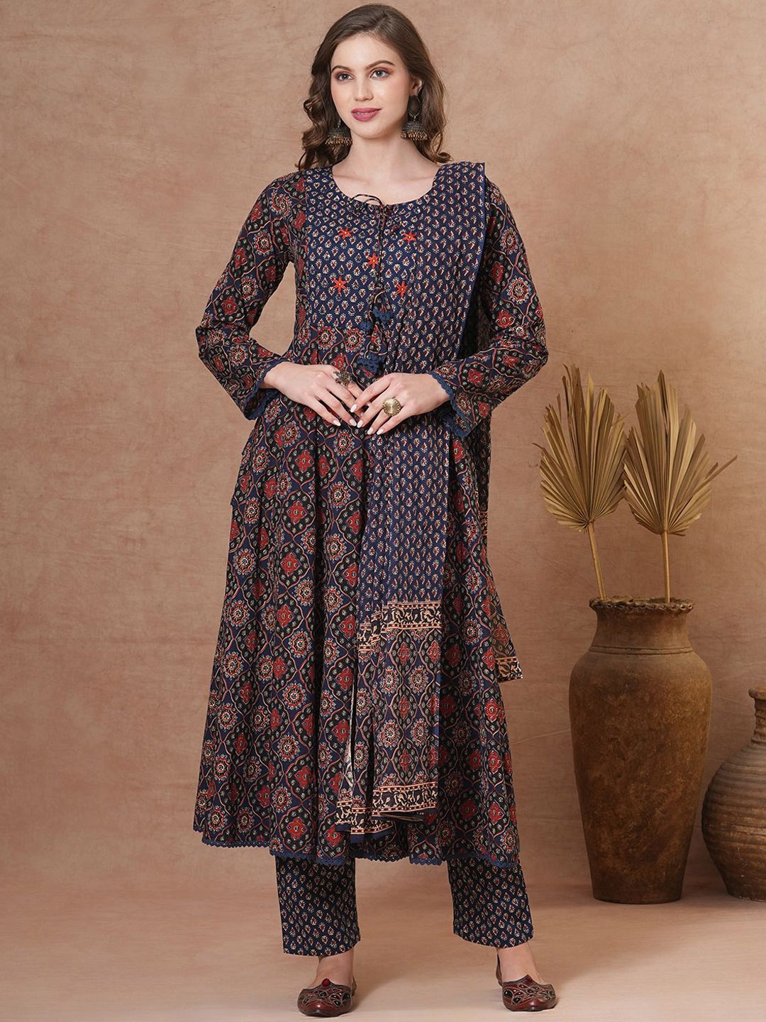 

FASHOR Women Floral Printed Panelled Thread Work Pure Cotton Kurta with Trousers & With Dupatta, Blue