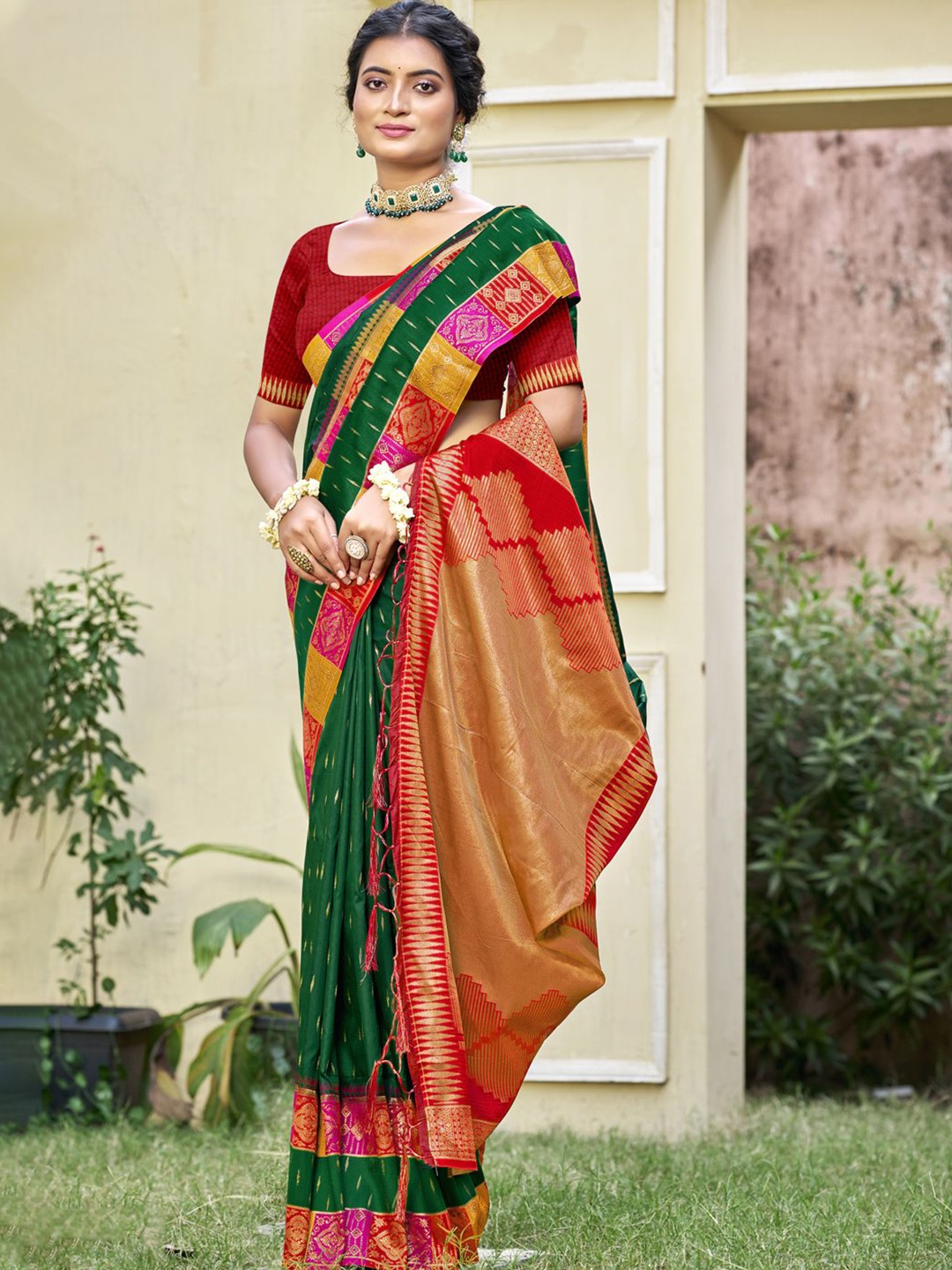 

SANGAM PRINTS Woven Design Zari Tussar Saree, Green