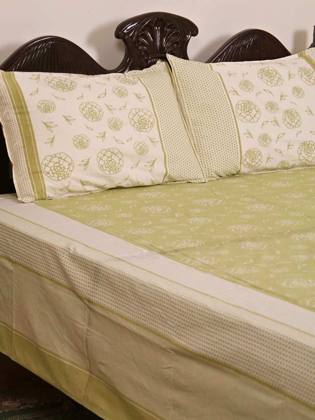 

Peepul Tree Sea Green & White Floral 300 TC Queen Bedsheet with 2 Pillow Covers