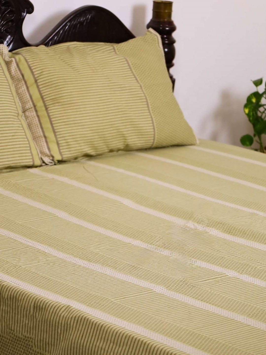 

Peepul Tree Green & White Floral 300 TC Queen Bedsheet with 2 Pillow Covers